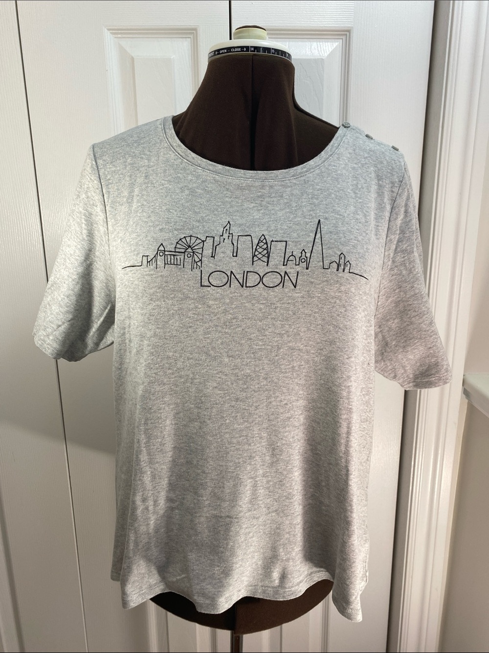 2 for $25 - Reitmans 100% Cotton Gray Short Sleeve Tee w Skyline Graphic, 3X